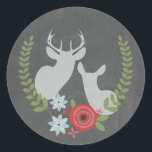 Floral Deer Chalkboard Geïnspireerde ticker Ronde Sticker<br><div class="desc">Een sticker met een afbeelding van bloemen en groen rond de stokken van een buck en een doe. Achtergrond is het karton geïnspireerd.  Zoek naar huwelijksuitnodigingen en nog veel meer op Jill's Paperie.</div>