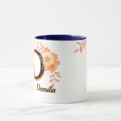 Floral Demila Mug – Elegant Letter D Coffee Cup Mok (Midden)