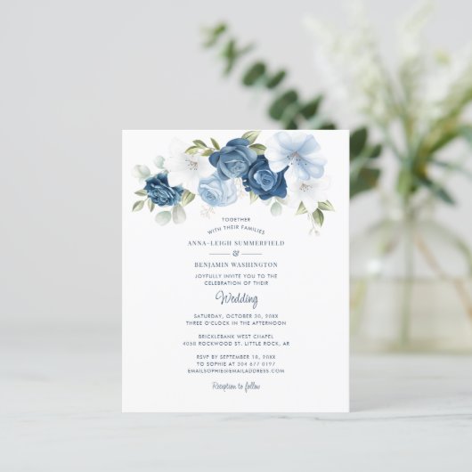 Floral Dusty Blue Budget Wedding Uitnodiging (Staand voorkant)