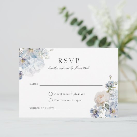 Floral Dusty Blue Elegant Blush Rozen Wedding RSVP Kaart (Staand voorkant)