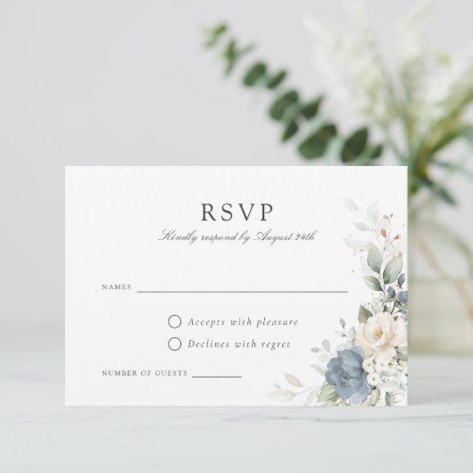 Floral Dusty Blue Greenery Wedding RSVP Kaart (Staand voorkant)