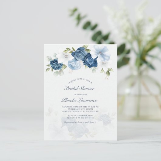 Floral Dusty Blue Modern Vrijgezellenfeest Uitnodiging Briefkaart (Staand voorkant)