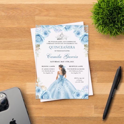Floral Dusty Blue & Silver Princess Quinceañera Acryl Uitnodigingen (Insitu (Uitnodiging))