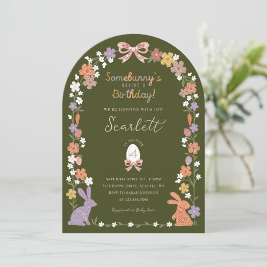 Floral Easter Bunny Somebunny is jarig Kaart (Staand voorkant)