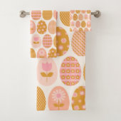 Floral Easter Egg Pattern in Boho Pink Yellow Gold Bad Handdoek (Insitu)