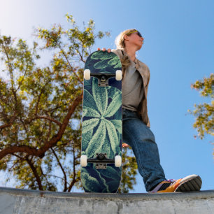 Floral Elegance: Frozen Planten Skateboard