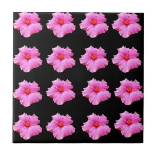 Floral Elegance: Pink Hibiscus Bloeit op Zwart Tegeltje