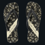 Floral Elegance Teenslippers - Aanpassen<br><div class="desc">Levendig bloemige bladeren in een delicaat lichtgoudpatroon boven zwart met een diagonaal lichte gouden streep. Deze flip flop sandalen hebben tekstgebieden die u kunt aanpassen of verwijderen.</div>