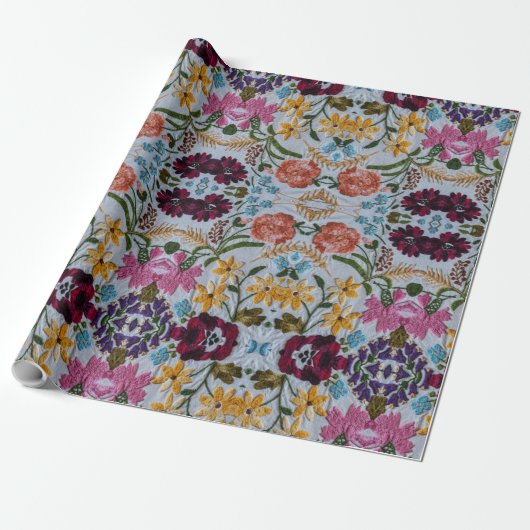 Floral Embroidery Pattern met prachtige bloemen Cadeaupapier (Uitgerold)