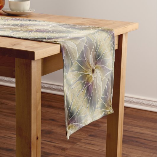 Floral Fantasy Gold Eggplant Abstracte fractale ku Korte Tafelloper (Voorbeeld)