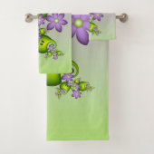 Floral Fantasy Lila Flowers Green Shapes Fractal Bad Handdoek (Insitu)