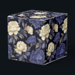 Floral Favor Treat Box Bedankdoosjes<br><div class="desc">Party favour traktbox wordt getoond met een mooie blauwe multi kleur pioenrozen bloemenprint. Pas dit object aan of koop het object zoals het is. Tip: voeg gewoon je geweldige traktaties toe en voeg wat feestelijk lint toe. Afbeelding onder licentie</div>