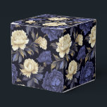 Floral Favor Treat Box Bedankdoosjes<br><div class="desc">Party favour traktbox wordt getoond met een mooie blauwe multi kleur pioenrozen bloemenprint. Pas dit object aan of koop het object zoals het is. Tip: voeg gewoon je geweldige traktaties toe en voeg wat feestelijk lint toe. Afbeelding onder licentie</div>