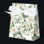 Floral Favor Treat Box Bedankdoosjes<br><div class="desc">Party favour traktbox wordt getoond met een mooie witte roos bloemenprint. Pas dit object aan of koop het object zoals het is. Tip: voeg gewoon je geweldige traktaties toe en voeg wat feestelijk lint toe. Afbeelding onder licentie</div>