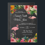Floral Flamingo Chalkboard Weddenschap Kaart<br><div class="desc">Verrijk je gasten met deze elegante huwelijksuitnodiging met  bloemen en prachtige vlammen tegen een achtergrond van een krijtbord. Voeg eenvoudig uw gebeurtenisdetails op deze makkelijk te gebruiken sjabloon toe om het één-van-een-soort uitnodiging te maken.</div>