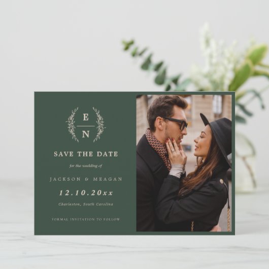 Floral Forest Green Stacked Initialen Monogram Save The Date (Staand voorkant)