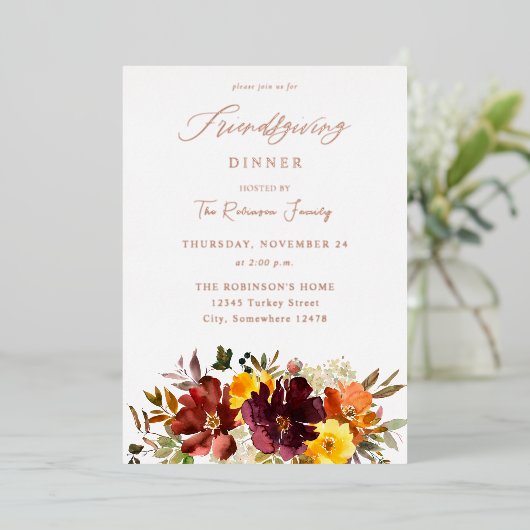 Floral Friendsgiving, Sinaasappel en Geel-goudHerf Folie Uitnodiging (Staand Voorkant)