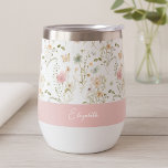 Floral, gepersonaliseerde naam Wilde bloem<br><div class="desc">Geniet van stijl met deze prachtig vervaardigde geïsoleerde wijntuimelaar, ontworpen om elegantie te brengen op elk moment. Met een delicaat wildflower-patroon in zachte pasteltinten, vangt deze tuimelaar de charme van een bloeiende weide met vlinders en groen. Het ontwerp wordt aangevuld met een gedempte salie-groene band, gepersonaliseerd met jouw naam in...</div>
