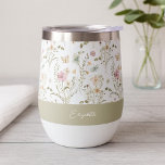 Floral, gepersonaliseerde naam Wilde bloem<br><div class="desc">Geniet van stijl met deze prachtig vervaardigde geïsoleerde wijntuimelaar, ontworpen om elegantie te brengen op elk moment. Met een delicaat wildflower-patroon in zachte pasteltinten, vangt deze tuimelaar de charme van een bloeiende weide met vlinders en groen. Het ontwerp wordt aangevuld met een gedempte salie-groene band, gepersonaliseerd met jouw naam in...</div>