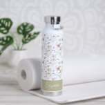 Floral, gepersonaliseerde naam Wilde bloem Waterfles<br><div class="desc">Wees klaar om de kop om te draaien met deze prachtige Wildflower Water Bottle. Het heeft een prachtig waterverf floreel patroon en kan gepersonaliseerd worden met jouw naam. Deze stijlvolle fles is perfect voor het nemen van wandelgangen of voor het houden bij je in de gymzaal en zal zeker je...</div>