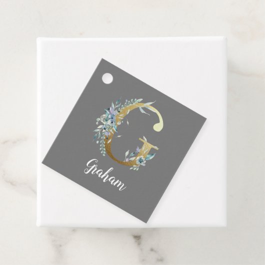 Floral Gold Letter G over grijs Bedankjes Labels (In situ)