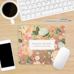 Floral Gold Personal Waterverf Muismat<br><div class="desc">Verse waterverf bloeit met rozen,  pinda's en hydrangeas in perziken,  blauw roze en sage groen met faux roos Gold erachter. Optionele naam in centrumlabel.</div>