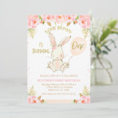Floral Gold Pink Bunny 1e verjaardag Uitnodiging (Staand voorkant)