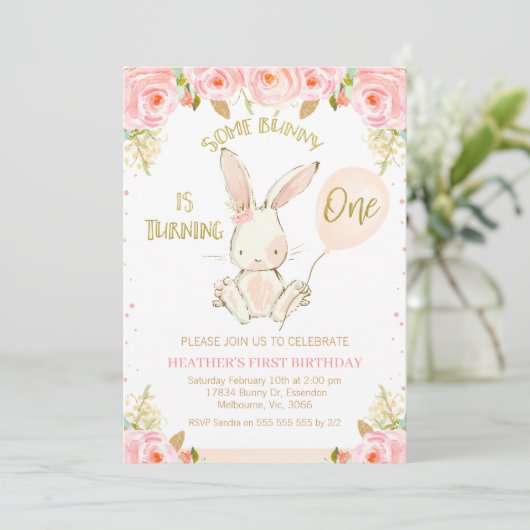 Floral Gold Pink Bunny 1e verjaardag Uitnodiging (Staand voorkant)