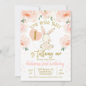 Floral goudroze bunny 1st Birthday Uitnodiging (Voorkant)