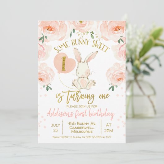 Floral goudroze bunny 1st Birthday Uitnodiging (Staand voorkant)