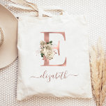 Floral Ivory Roos Gold Monogram Letter E Tote Bag<br><div class="desc">Deze elegante canvas tas is voorzien van een groot "E"-monogram in de folie van faux-roos goud, versierd met een ivoor floral bouquet, getrimd met groen en roos goudfoliage. Pas het met haar naam in het handschrift van het roos gouden handschrift aan, met bloeit aan het begin en eind. Maakt een...</div>