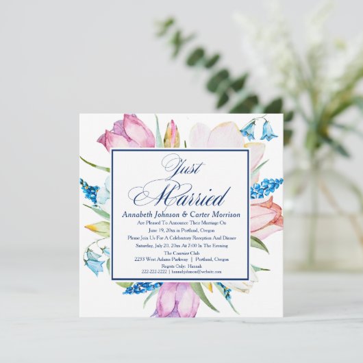 Floral "Just Married" Wedding Announcement Kaart (Staand voorkant)