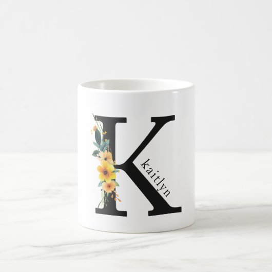 Floral K Monogram Mok met bewerkbare naam (Center)