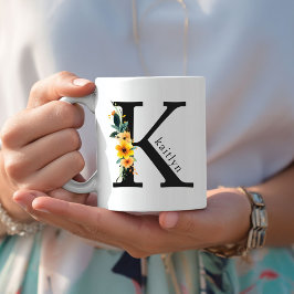 Floral K Monogram Mok met bewerkbare naam
