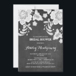 Floral Lace | Chalkboard Bridal Shower Invitation Kaart<br><div class="desc">bridale doucheuitnodiging met een achtergrond van het karton en een fourlekant. Andere kant en soortgelijke objecten zijn beschikbaar.</div>