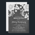 Floral Lace | Chalkboard Bridal Shower Invitation Kaart<br><div class="desc">bridale doucheuitnodiging met een achtergrond van het karton en een fourlekant. Andere kant en soortgelijke objecten zijn beschikbaar.</div>
