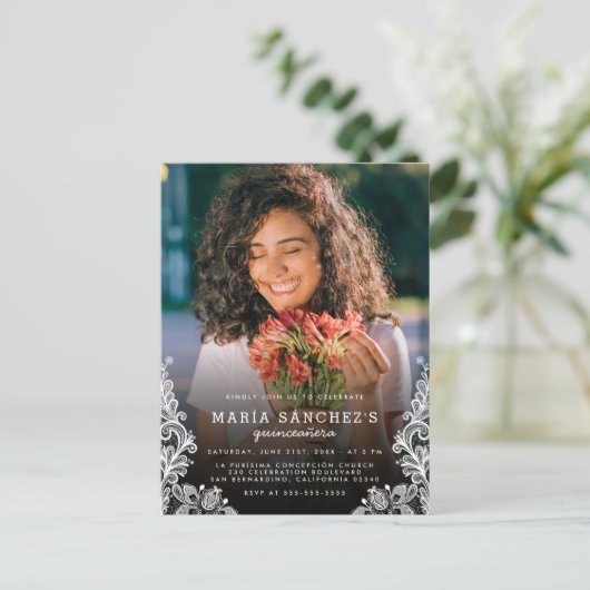 Floral Lace Quinceañera Birthday Foto Uitnodiging Briefkaart (Staand voorkant)
