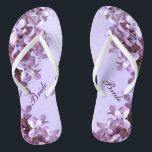 Floral Lila Flowers Weddenschap Teenslippers<br><div class="desc">Lilacs is het thema van deze elegante florale bruidbruiloft-teenslippers met roze en goudbloemen op een paarse achtergrond. De tekst kan voor uw speciale gelegenheid worden aangepast.</div>