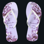 Floral Lila Flowers Wedding Grandmoeder van Bride Teenslippers<br><div class="desc">Lilacs is het thema van deze elegante bloemen grootmoeder van de Bride bruiloft teenslippers met roze en goudbloemen op een paarse achtergrond.  De tekst kan voor uw speciale gelegenheid worden aangepast.</div>