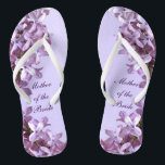 Floral Lila Flowers Wedding Moeder van de Bride Teenslippers<br><div class="desc">Lilacs is het thema van deze elegante florale moeder van de Bride bruiloft teenslippers met roze en goudbloemen op een paarse achtergrond.  De tekst kan voor uw speciale gelegenheid worden aangepast.</div>