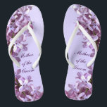 Floral Lila Flowers Wedding Moeder van de Groom Teenslippers<br><div class="desc">Lilacs is het thema van deze elegante florale moeder van de Groom bruiloft teenslippers met roze en goudbloemen op een paarse achtergrond.  De tekst kan voor uw speciale gelegenheid worden aangepast.</div>