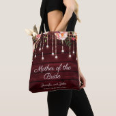 Floral Maroon Houten Rustieke Moeder van de Bruid Tote Bag (Dichtbij)