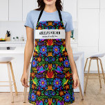 Floral Mexican Pattern Abuela's Kitchen Custom Schort<br><div class="desc">Fun apron met een Mexicaans patroon van kleurrijke bloemen, vogels en siervoorwerpen tegen een zwarte achtergrond en twee regels aangepaste tekst. Voeg de naam van een persoon, de naam van uw Abuela, de naam van het restaurant, de café of de winkelnaam toe of verwijder de tekst en de rechthoek en...</div>