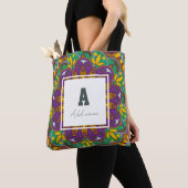 Floral Monogram Mandala Aangepaste naam Tote Bag (Dichtbij)