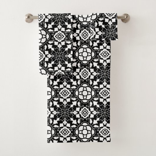 Floral Moroccan Tile, Black and White Bad Handdoek (Insitu)