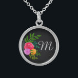 Floral op het Monogrammed-bord van Chalkboard Sterling Zilver Ketting<br><div class="desc">Eenvoudige en elegante waterverf floraal op karton zwart gepersonaliseerd met initiaal.</div>