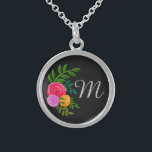 Floral op het Monogrammed-bord van Chalkboard Sterling Zilver Ketting<br><div class="desc">Eenvoudige en elegante waterverf floraal op karton zwart gepersonaliseerd met initiaal.</div>