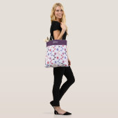 Floral Paars Patroon met Monogram Tote Bag (Op model)
