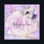 Floral-Paarse, roze en goudregenboogmarmer Magneet<br><div class="desc">Girly and chic magnet met paarse marmer regenboogeenhoorns, een gouden florale lijst met blauw- en perzikbloemen, en een wazige roze achtergrond. Uw douanenaam en monogram worden geschreven in een elegant handgeschreven manuscript met letters. U kunt de tekstkleur en de doopvontstijl en de grootte veranderen gebruikend de pas optie aan.</div>