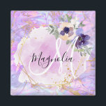 Floral-Paarse, roze en goudregenboogmarmer Magneet<br><div class="desc">Girly and chic magnet met paarse marmer regenboogeenhoorns, een gouden florale lijst met blauw- en perzikbloemen, en een wazige roze achtergrond. Uw douanenaam en monogram worden geschreven in een elegant handgeschreven manuscript met letters. U kunt de tekstkleur en de doopvontstijl en de grootte veranderen gebruikend de pas optie aan.</div>